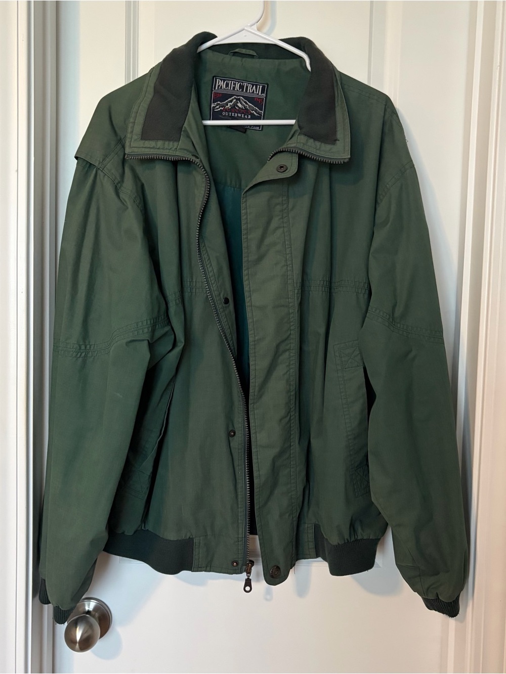 Vintage Pacific Trail Men's Zip-Up Jacket
Size XL
Small stain on arm sleeve
